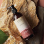 Шампунь Mon Rose Organic Phutawan Shampoo питает волосы, делает их мягкими и увлажняет соевым протеином, помогая восстановить хрупкие, сухие волосы.